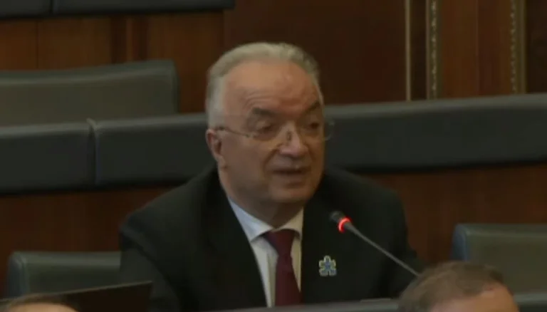No nos lleves al agua que Jakup Krasniqi me dijo, Haliti gobierno: Tienes poder, trabajo.