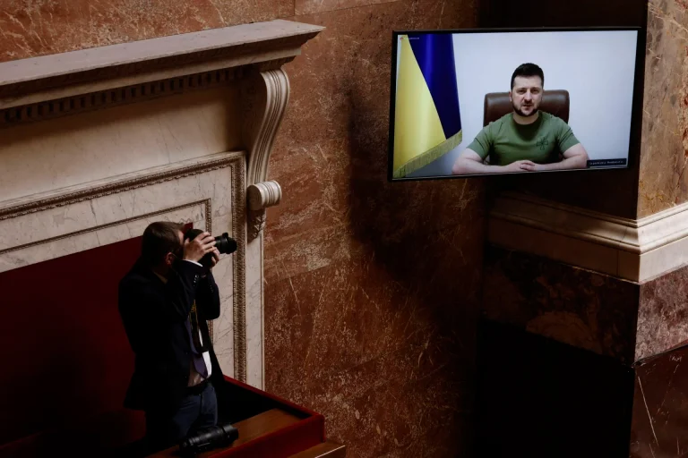 Bonjour au peuple grec, liberté ou mort, Zelensky élève le parlement grec