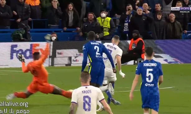 Amateur-Fehler BENZEMA markiert Éhat-trick