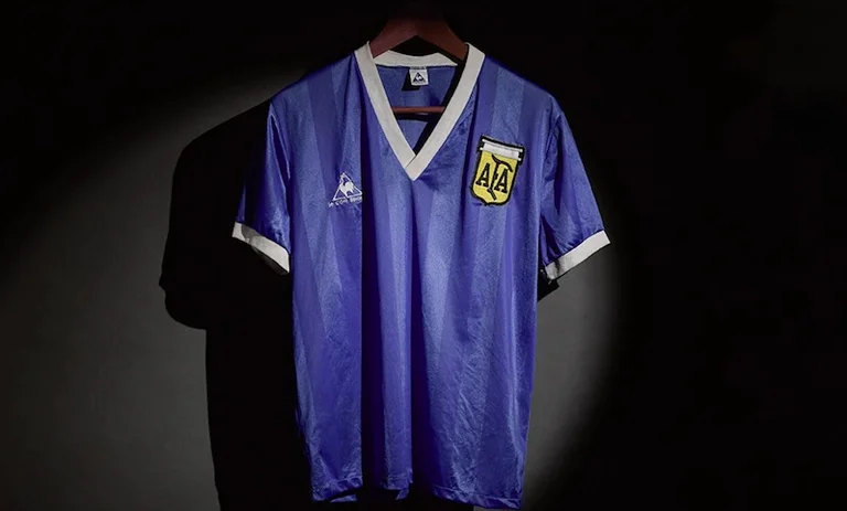 La fanèle spéciale de la maradonie va en vente, prend le grand prix