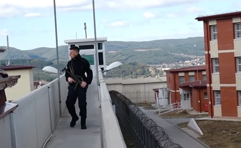 Prigioniero porta il Guardian in ospedale a Duz