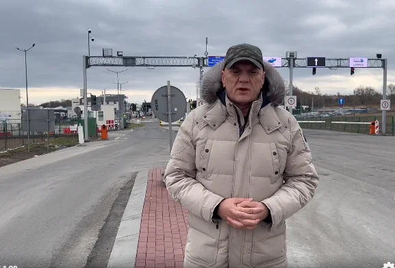 Gani Geci in der Rolle des Journalists: Von der Grenze Polens, der Ukraine und von dort aus berichtet