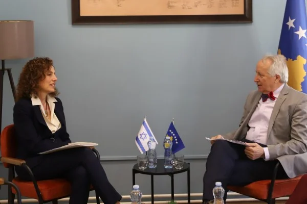 Latifi mostra il suo programma sanitario al primo ambasciatore israeliano nel Kosovo
