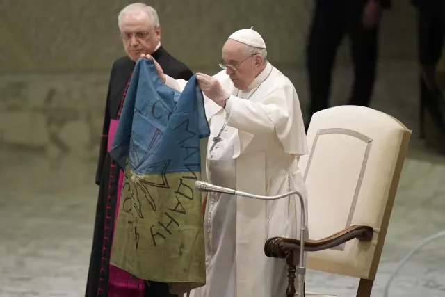 Pope kisses Ukraine's flag: He went from the village of Butch