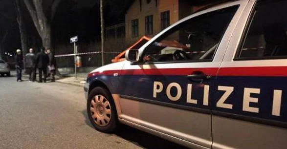 Exhausted from the bar in Austria, Kosovo set fire to a bottle of gasoline and throw it before entry