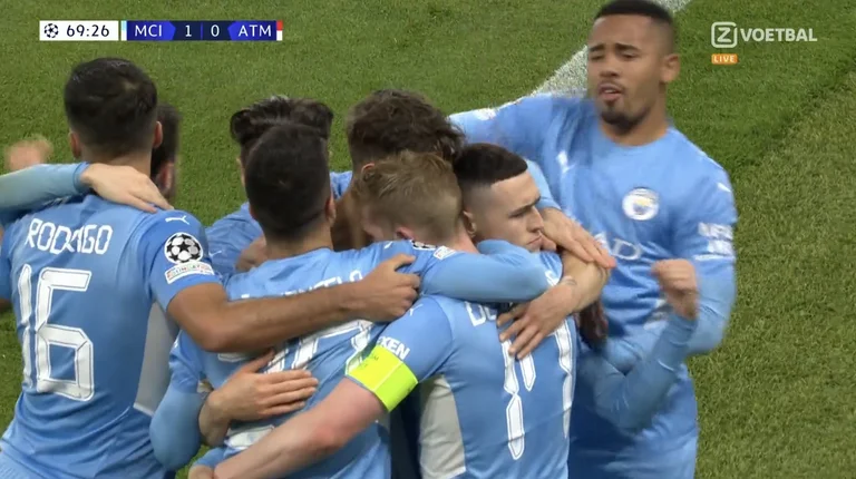 Schließlich markiert die Verteidigung von Atletico Madrid De Bruyne.