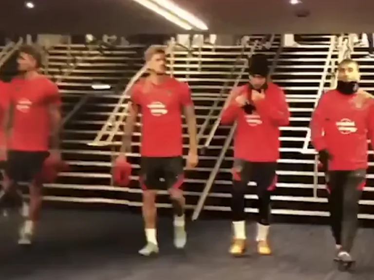 ¿Eso es genial de los A's de Atleticos? No pises el logo de Man City en el suelo.