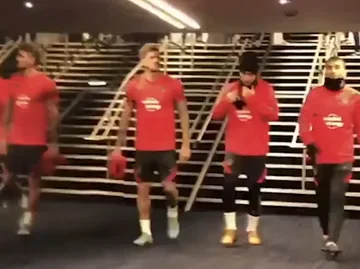 Das ist toll von den As von Atleticos? Nicht auf das Man City Logo auf dem Boden treten.