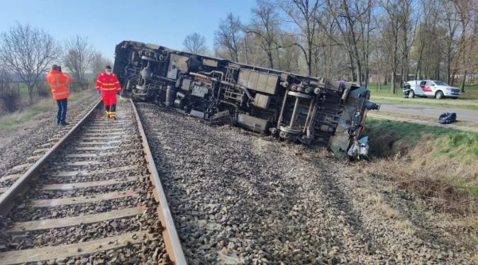 Hungary: Car accident and train, five dead.