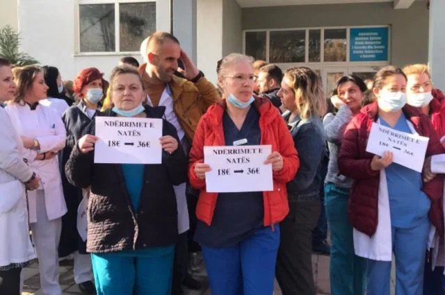Nurses hold one hour strike on the Law of Salaries