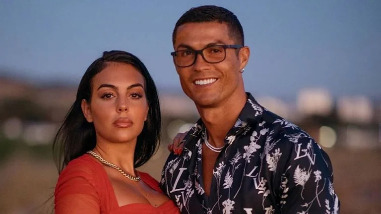 Ein Mann wie Ronaldo... eine Menge “wise” überträgt Geld jeden Monat auf das Konto seiner Frau