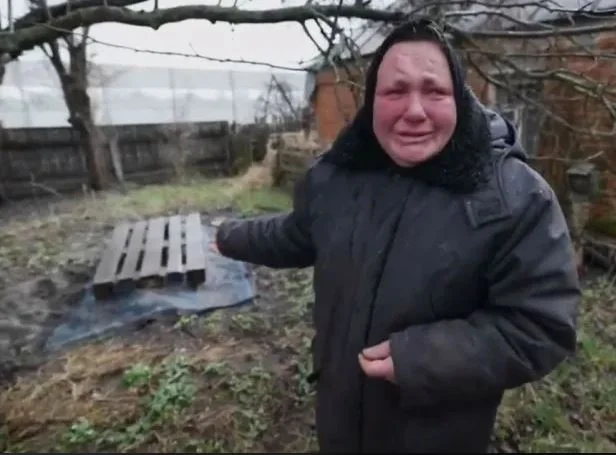 Die schockierende Geschichte von Butch: Die Mutter öffnete das Grab an den ermordeten Sohn und wickelte ihn in Teppich, um ihn vor Hunden zu schützen