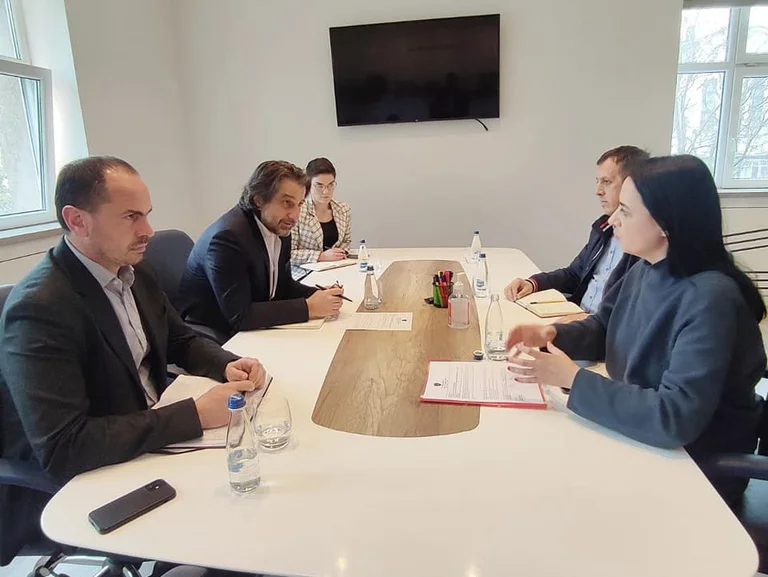 VV députés réprimande Rama Progress, photos de la réunion similaire à celles des négociations Ukraine-Russie