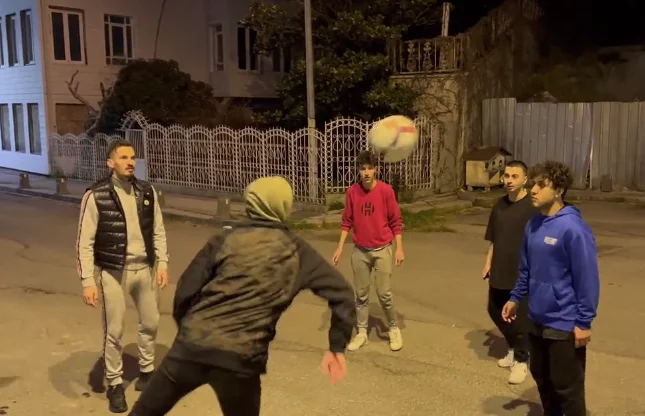 Exile Berisha vicino ai bambini, gioca a calcio con loro nel quartiere della Turchia