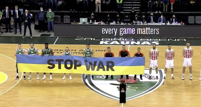 Horrible Serbian club didn't let the American basketball player keep the baner “STOP WAR”