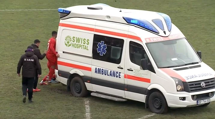 The ambulance got stuck in the jungle at Gjilan Stadium, the players helped him get Frasher to the hospital.