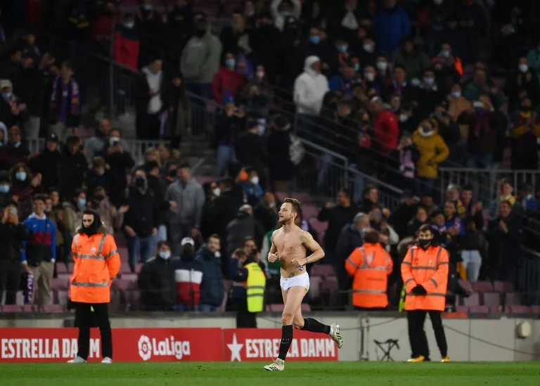 Rakic s'étonne des fans dans le match contre Barcelone courir nue vers le tunnel du stade