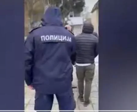 Il a été attaqué par des gens : un politicien serbe dit qu'il est au parti Vuciqi