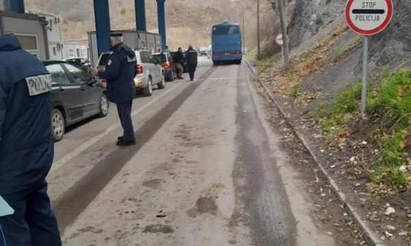 Élections serbes, information de la police sur la situation aux postes frontière : Colonne à Jarinje et Brnjak
