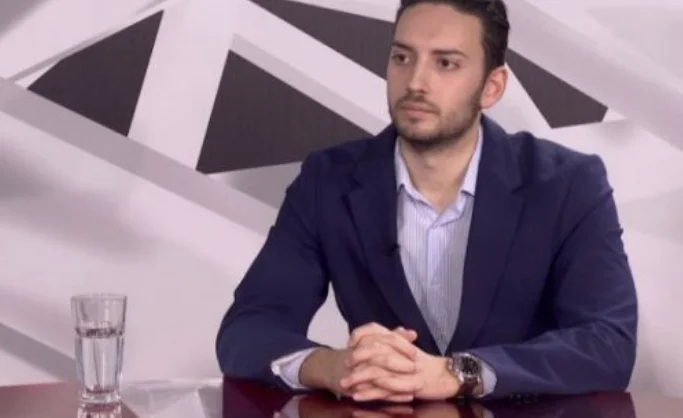 Renowned Serbian politician attacks on the wall (VIDEO)
