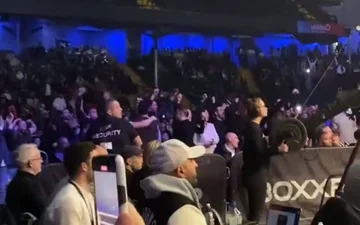 Es dreht sich aus dem Video, wenn albanische Fans in die Partei brechen, nachdem Mark seine Gefühle zu seinem Gegner verliert.