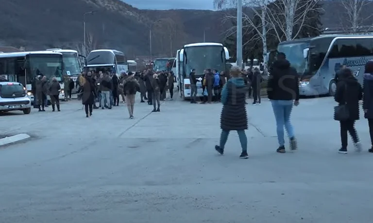 Serbs from northern Mitrovica leave on buses to vote in Serbia