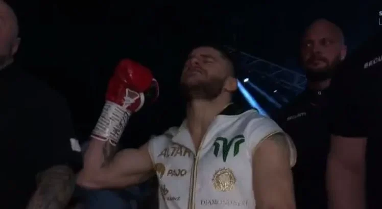 “Albanian Boxer climbs into ring