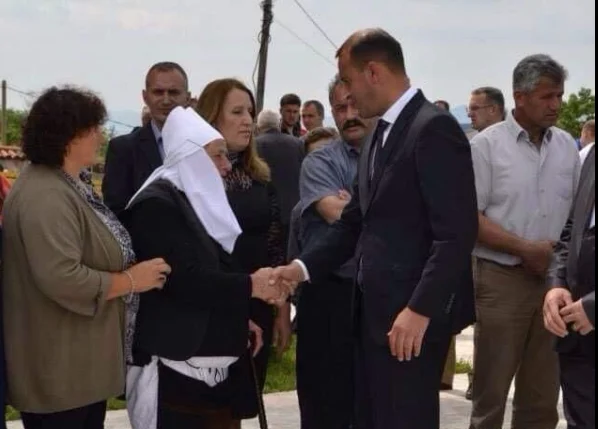 Die Mutter des Richters stirbt, die den Kosovo drei Jungs von Helden ausgab