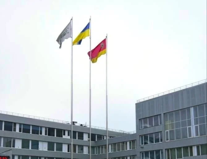 Ukraine's flag rises back up at the Chernobyl Central and releases the anthem