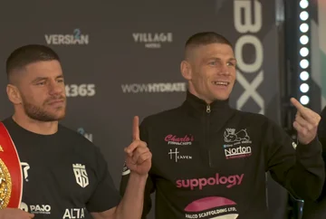 Marks skandalöser Gegner zeigte den Medien den Mittelfinger und unser Boxer direkt zu Gott