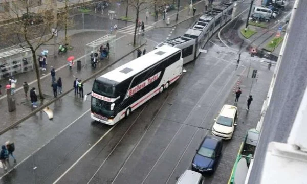 Incidente di autobus in Germania, si schianta in un tram