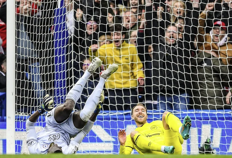 Man City wins the Burnley and doesn't give up first place, Chelsea Retardford.
