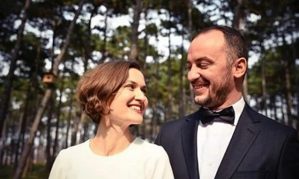Dardan Molliq und Besa Sahin sind mit Mädchen