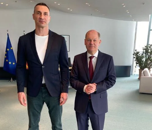 Klitschko gives up the war, goes to Germany, meets Chancellor