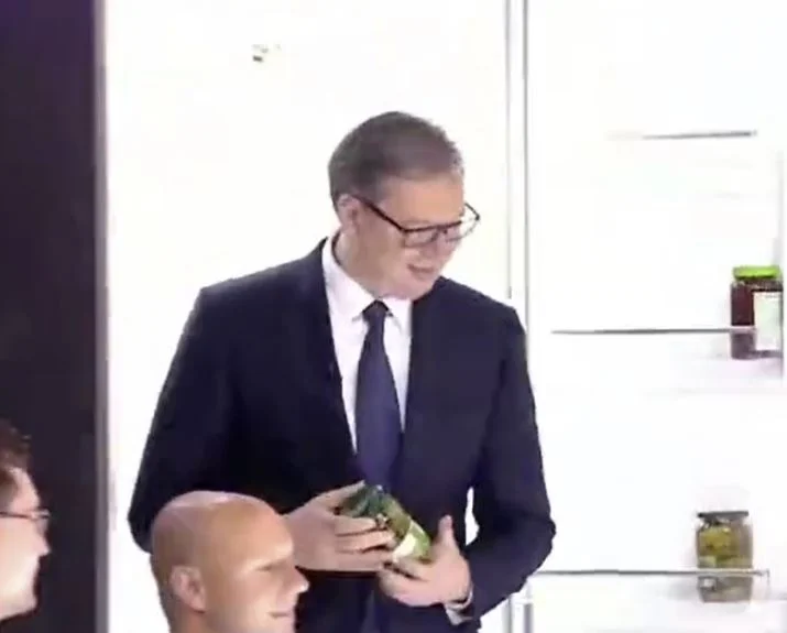 Before the elections, Vuciq enters the refrigerator