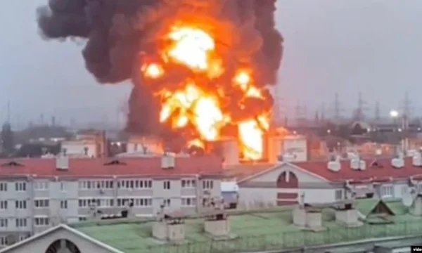 Ein Gouverneur behauptet, Ukraine hat einen Öllager in Russland getroffen