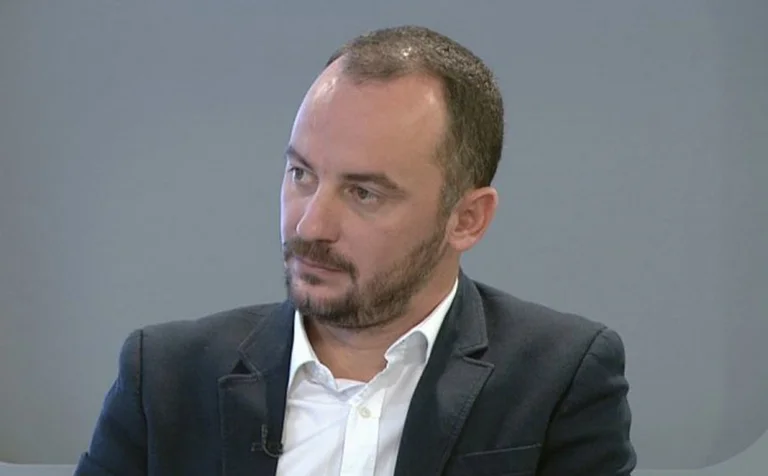 Molliqaj: Nëse s’e bëjnë drejtësinë për Astrit Deharin, jetën do t’ua nxij prej Tomës e deri te Albini