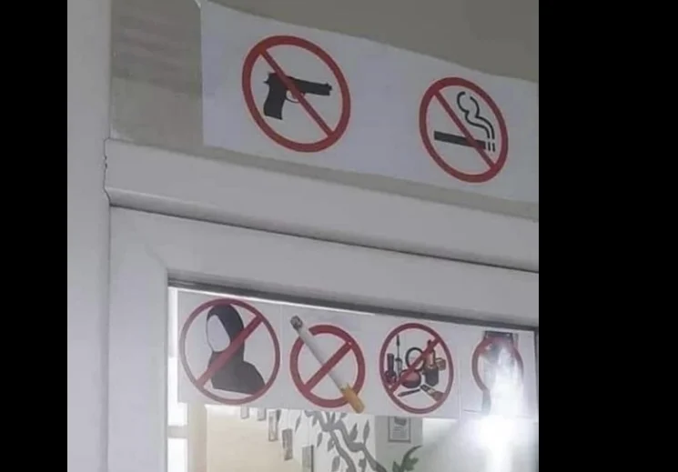 La fille avec le foulard avec le symbole interdit dans une école, Dude Balya: Insulting Action