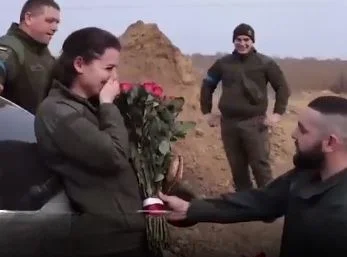 Der Krieg brachte sie zusammen: Der ukrainische Soldat verliebt sich in den Soldaten, nachdem er einen Monat zusammen gekämpft hat, schlägt die Ehe vor