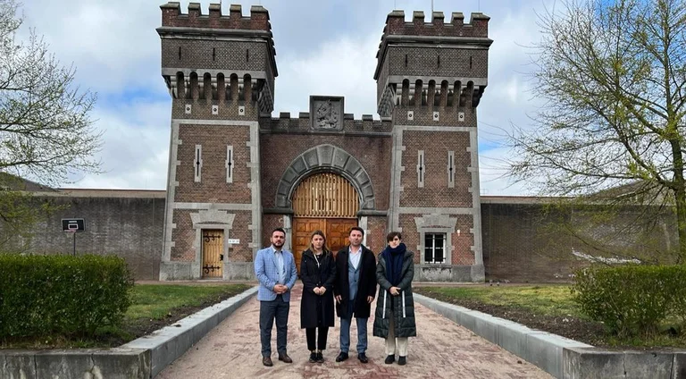 Los días son aprobados después del regreso del Ministerio hacen cuánto dinero cuesta a Hadzi y otros funcionarios visitar La Haya