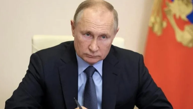 Putin is being deceived by frightened advisers, the US says.