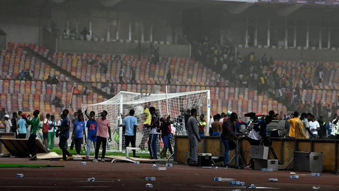 Les fans du Nigeria ont franchi les limites et envahi le terrain que je meurs dans des circonstances encore peu claires le médecin FIFA