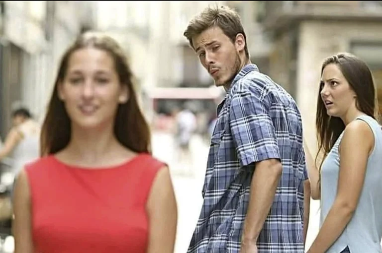 Le meme le plus populaire du monde : L'image confessionnelle complète présente deux filles lesbiennes