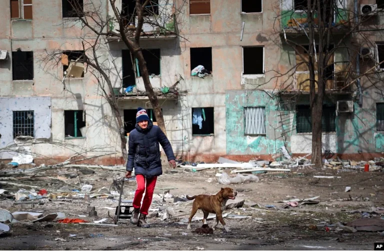 Ucrania: Rusia ha atacado el edificio de la Cruz Roja en Marioupol