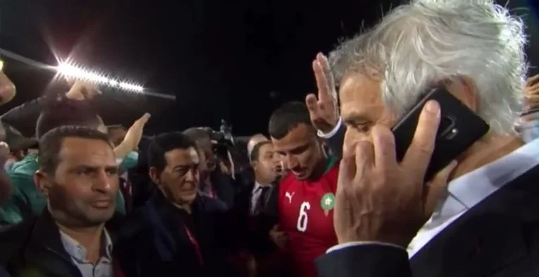Mysterious Phone/ He told the entire stadium to stop with whom the coach who sent the National to the World