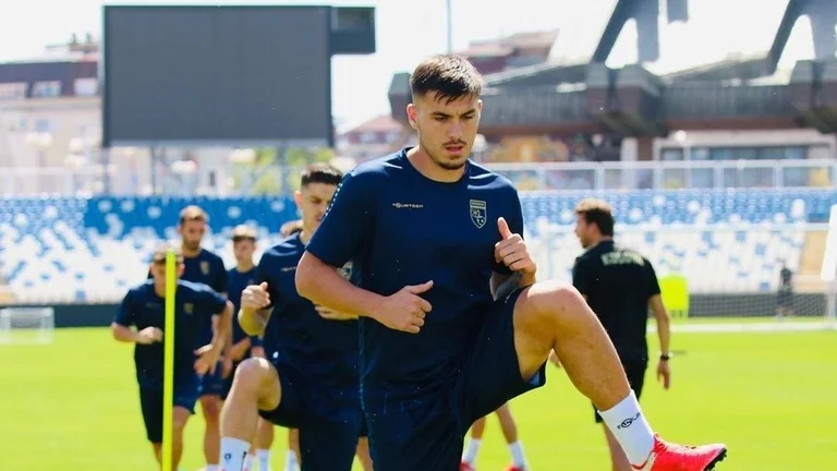 Voici Kryeziu. Merci aux fans qui ont créé l'atmosphère comme Pristina