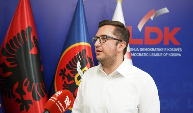 Besian Mustafa ia kthen lexuesve që e kritikuan LDK-në: Mos më besoni mua, pyetne Albinin