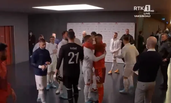 Jaka, Shaqiri embrassent les joueurs du Kosovo avant le match