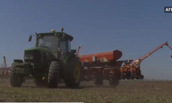 Ukrainian farmers continue to plow despite war