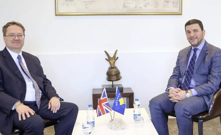 Krasniqi rencontre l'Ambassadeur Abbott, parle des processus d'intégration au Kosovo